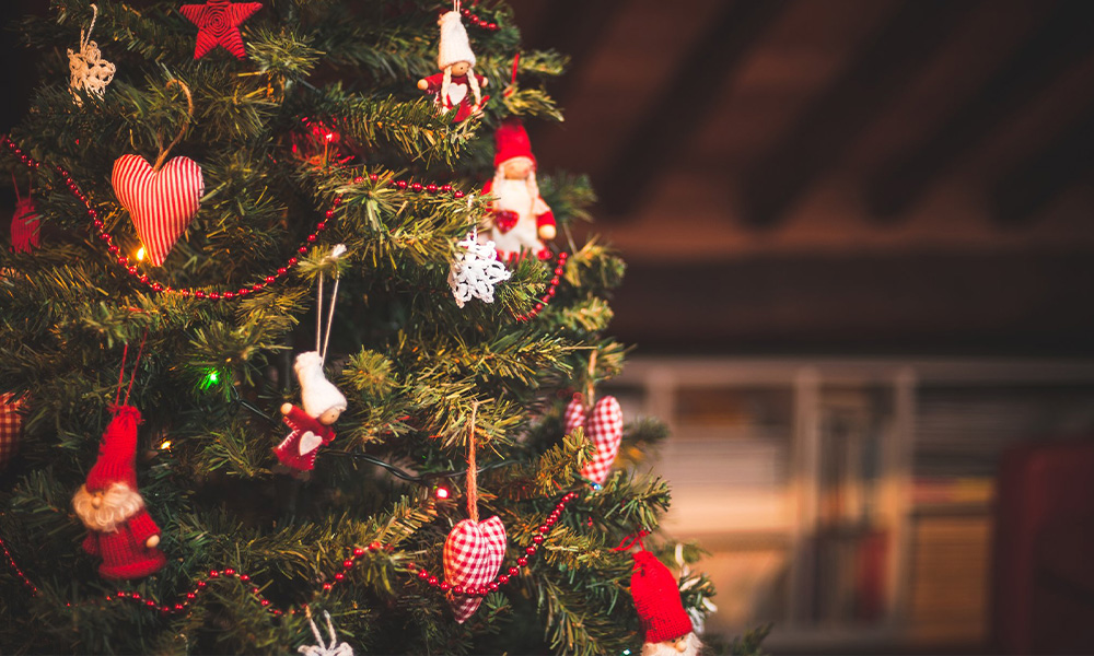 Секреты ухода за новогодней елкой: как продлить ее свежесть